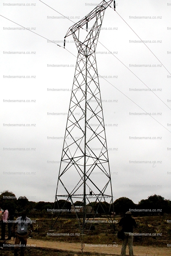 Torre danificada por uma viatura na Manhiça 1