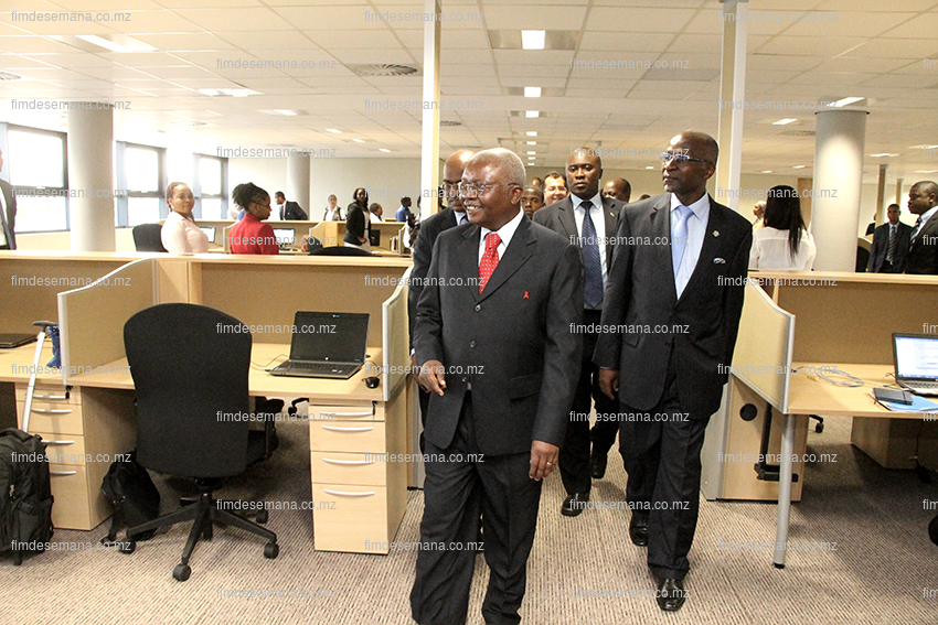 Visita do PR  Emilio Guebuza a uma das salas da nova sede do Standard Bank