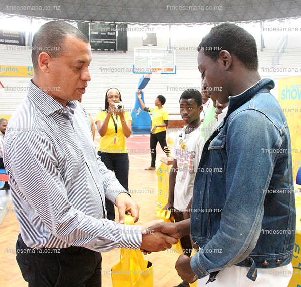 Acto da entrega de prémios da 8 edição do Basquete Show pelo Director de Marketing e Vendas da mcel