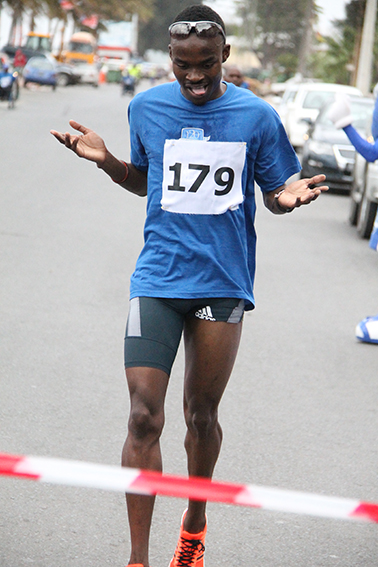 Corte da fita pelo vencedor da Corrida Azul na categoria Federados Masculinos