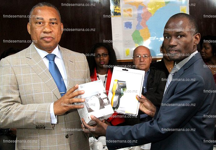 Entrega simbólica do material para prevenção e combate ao virus da Ébola