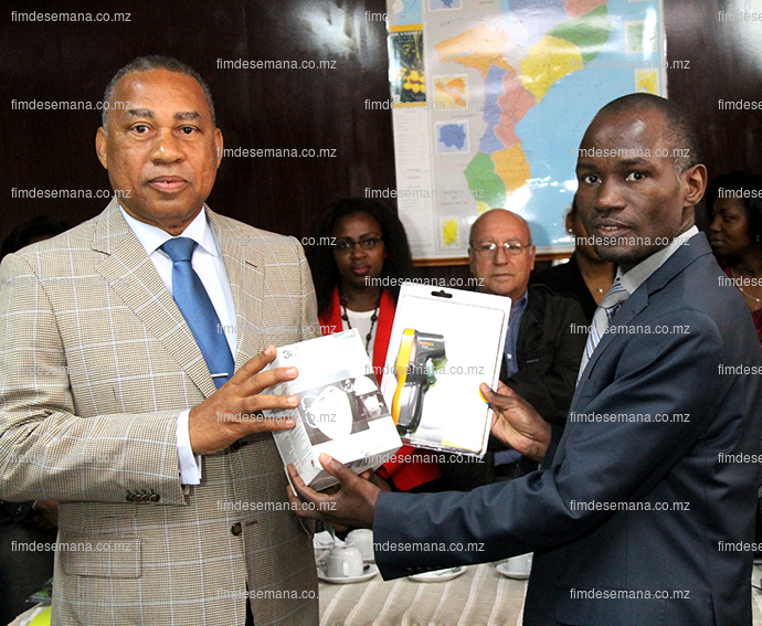 Entrega simbólica do material para prevenção e combate ao virus da Ébola