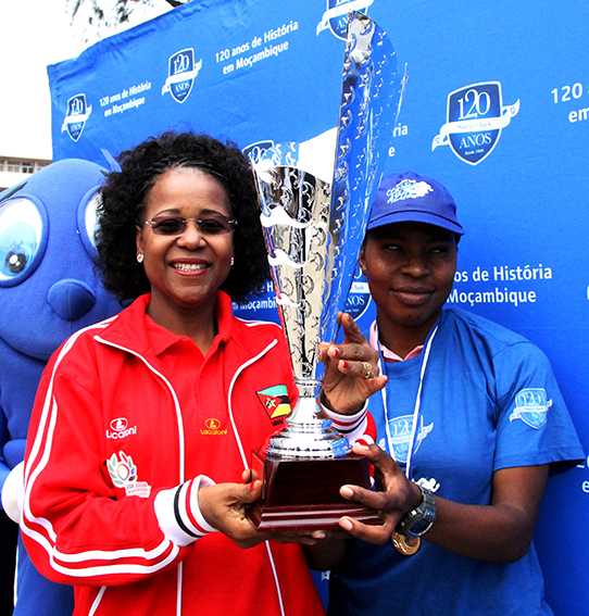 Entrega da taça à vencedora na categoria Federados Femininos pela Governadora da cidade de Maputo Lucília Hama