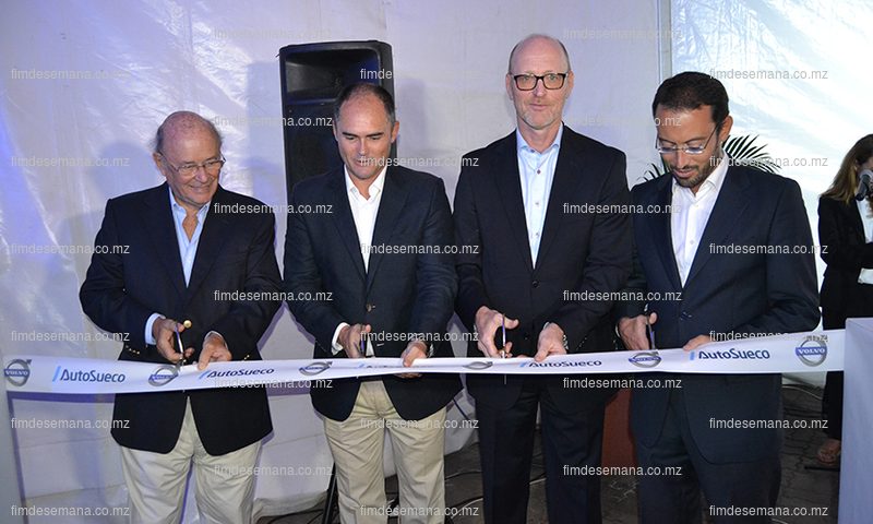 Momento do corte da fita na inauguração da Auto Sueco Moçambique