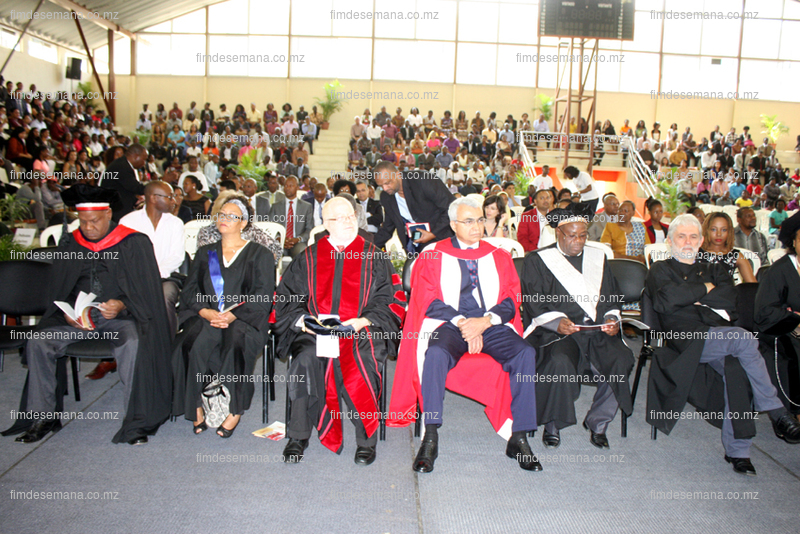 Parte dos docentes presentes na cerimónia de graduação 3