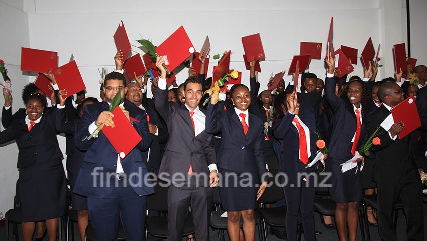Estudantes graduados exibindo os diplomas