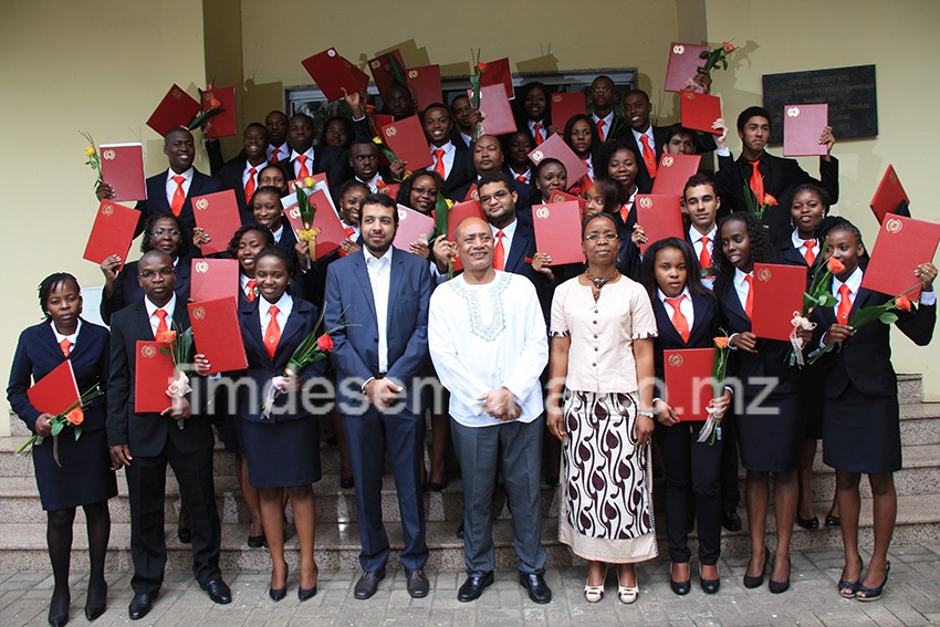Foto em família dos graduados com o Reitor da Universidade Politécnica