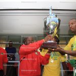 Entrega da taça ao capitão do Ferroviário da Beira vencedor da Taça Moçambique Mcel 2