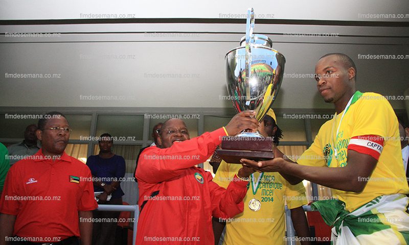 Entrega da taça ao capitão do Ferroviário da Beira vencedor da Taça Moçambique Mcel 2