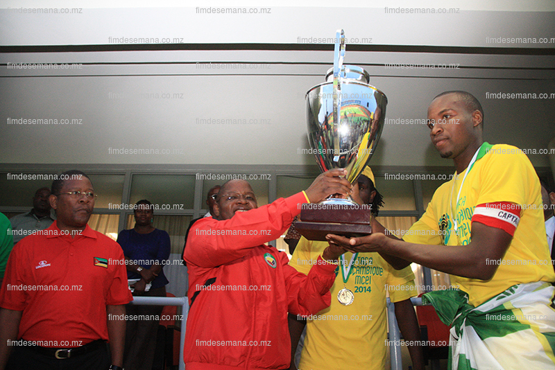Entrega da taça ao capitão do Ferroviário da Beira vencedor da Taça Moçambique Mcel 2