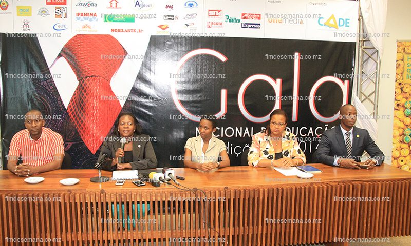 Mesa que presidiu a conferência de imprensa sobre a Gala Nacional de Educação