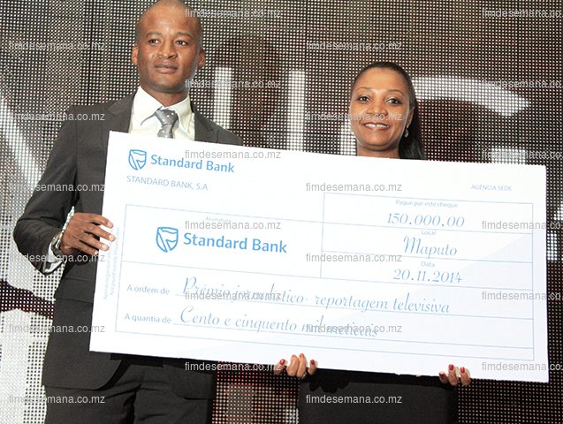 Momento da entrega do cheque ao vencedor do jornalismo televisivo Alfredo Junior pela Directora dos Recursos Humanos do Standard bank Helia Campos