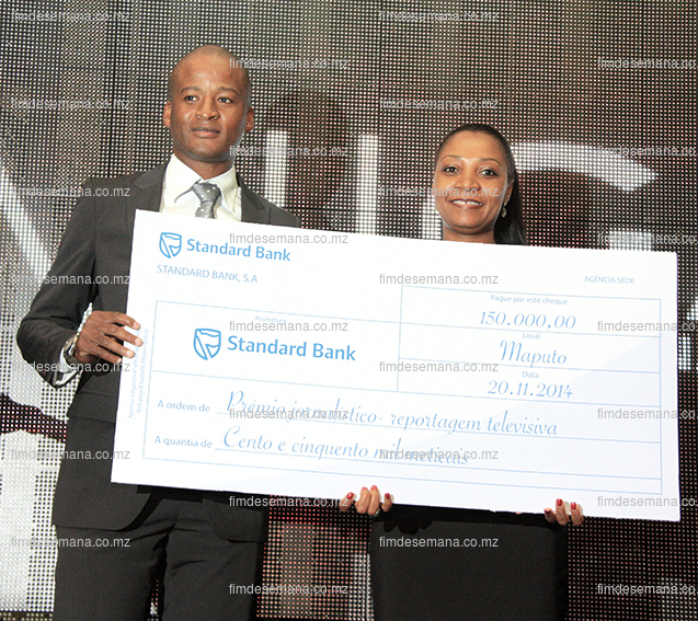 Momento da entrega do cheque ao vencedor do jornalismo televisivo Alfredo Junior pela Directora dos Recursos Humanos do Standard bank Helia Campos