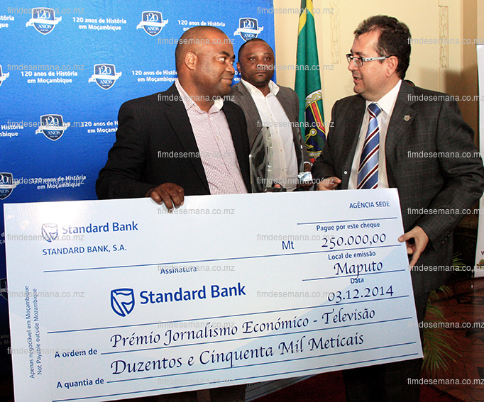 Acto de entrega do cheque ao José Nguila vencedor da categoria de televisão