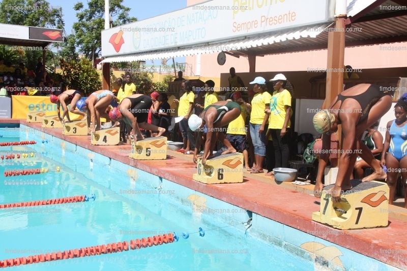 Atletas disputando uma das finais de natação