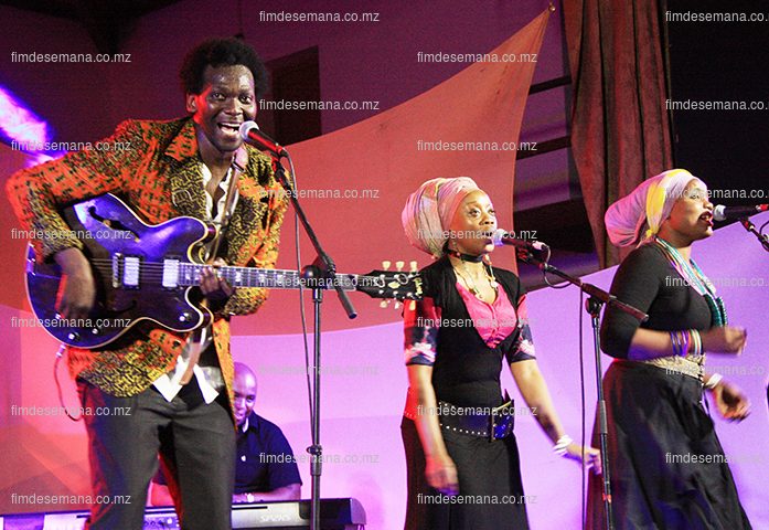 Cremildo de Caifaz em concerto com a sua banda