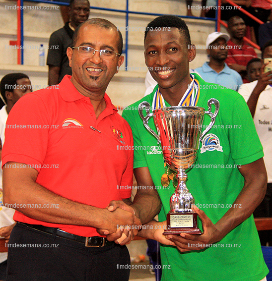 Entrega da taça à  equipa da Autoridade Tributária de Moçambique campeã da Zona VI em voleibol masculino