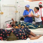 Entrega de cabazes às mães das crianças internadas na Pediatria do Hospital Geral José Macamo
