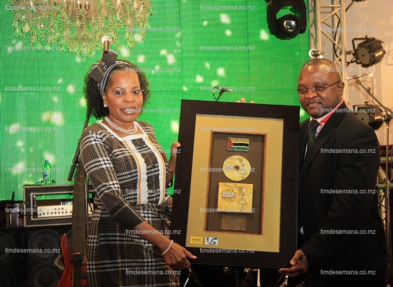 Entrega de um quadro em forma de homenagem contendo um disco da Colecção de Ouro Volume 2  à Maria de Luz Guebuza Primeira-Dama de Moçambique