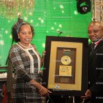 Entrega de um quadro em forma de homenagem contendo um disco da Colecção de Ouro Volume 2 à Maria de Luz Guebuza Primeira-Dama de Moçambique