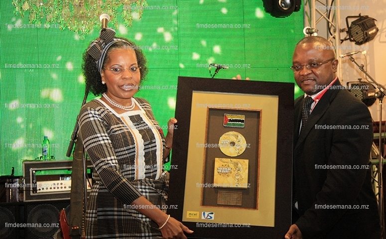 Entrega de um quadro em forma de homenagem contendo um disco da Colecção de Ouro Volume 2 à Maria de Luz Guebuza Primeira-Dama de Moçambique