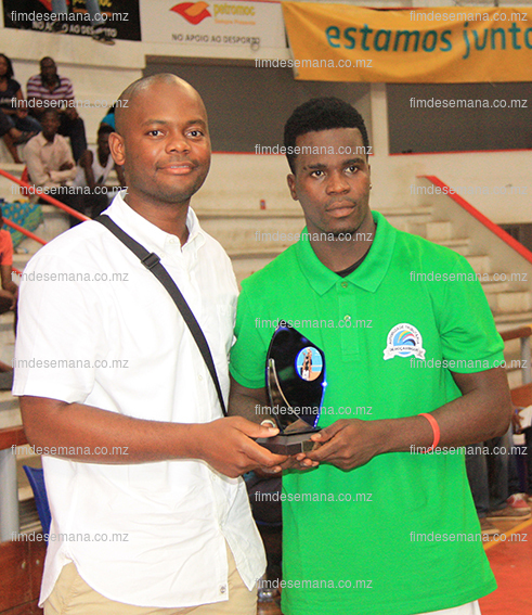 Entrega do troféu a um dos melhores jogadores do voleibol da Autoridade Tributária de Moçambique