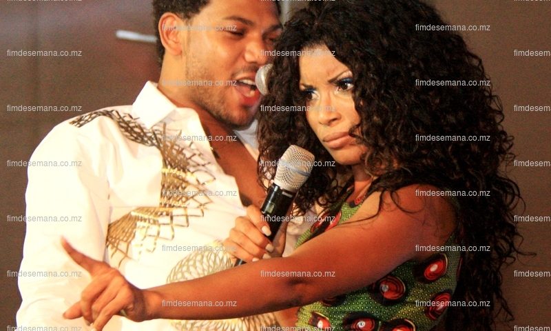Neyma e Valdemiro José em actuação no espectáculo dos 15 anos de carreira da Neyma