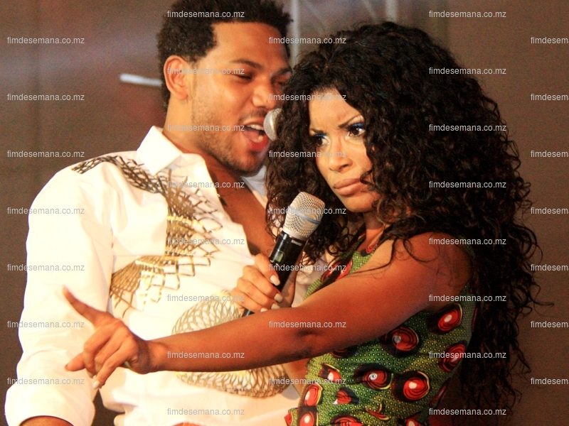 Neyma e Valdemiro José em actuação no espectáculo dos 15 anos de carreira da Neyma