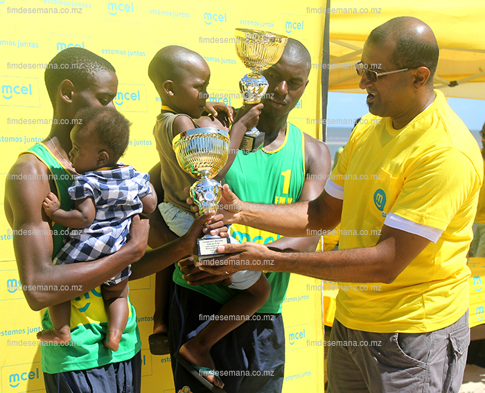 Acto da entrega da taça aos vencedores do voleibol em masculino