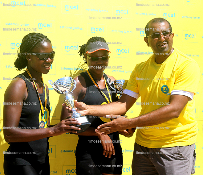 Acto da entrega da taça aos vencedores do voleibol em femininos
