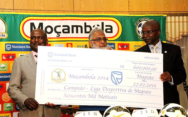 Acto da entrega do cheque à Liga Desportiva de Maputo Vencedor do Moçambola 2014