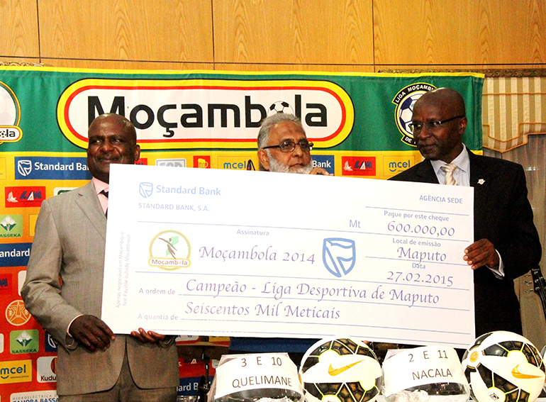 Acto da entrega do cheque à Liga Desportiva de Maputo Vencedor do Moçambola 2014