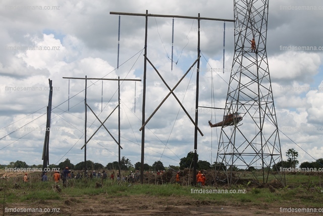 Pormenor da construção da linha provísória de 220KV que alimenta o Norte do País