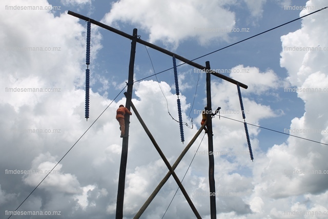 Técnicos da EDM durante a montagem de um pórtico