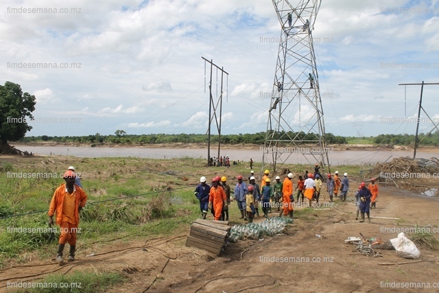 Trabalhos de reposição da linha  no Rio Licungo