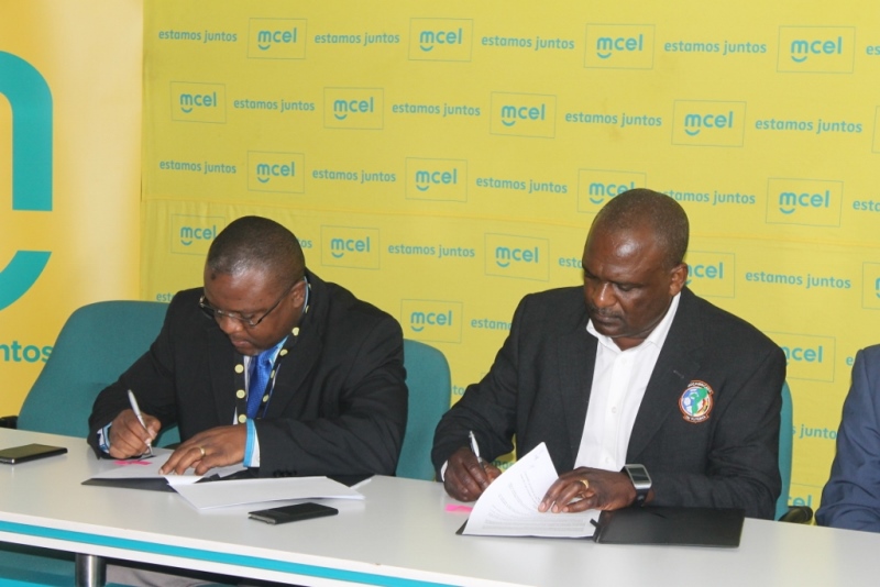 Administrador Comercial da mcel Cláudio Chiche à esquerda e o presidente da LMF Alberto Simango assinando acordo de patrocínio 1024x683