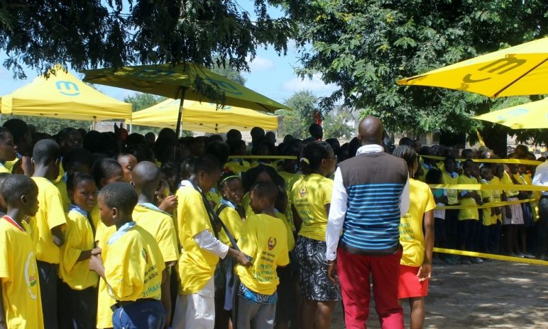 Crianças de várias escolas primárias de Moatize na cerimónia de lançamento da campanha de saúde oral 1024x682