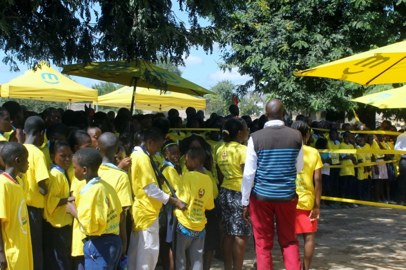 Crianças de várias escolas primárias de Moatize na cerimónia de lançamento da campanha de saúde oral 1024x682
