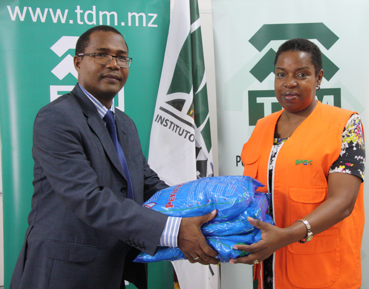 Entrega simbólica das redes mosquiteiras ao Instituto Nacional de Gestão de Calamidades