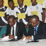 Momento em que o vice-presidente do Desportivo Adelino Chirindza à esquerda e o administrador Comercial da mcel Cláudio Chiche assinavam o acordo de patrocínio 1024x683