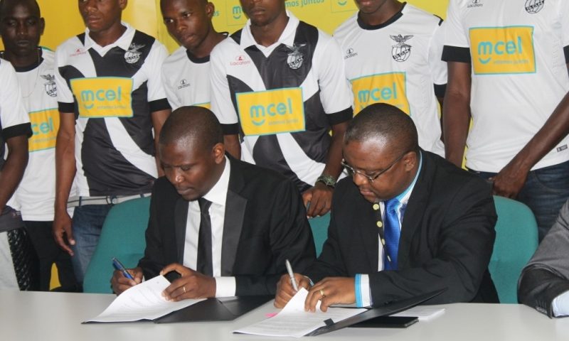 Momento em que o vice-presidente do Desportivo Adelino Chirindza à esquerda e o administrador Comercial da mcel Cláudio Chiche assinavam o acordo de patrocínio 1024x683
