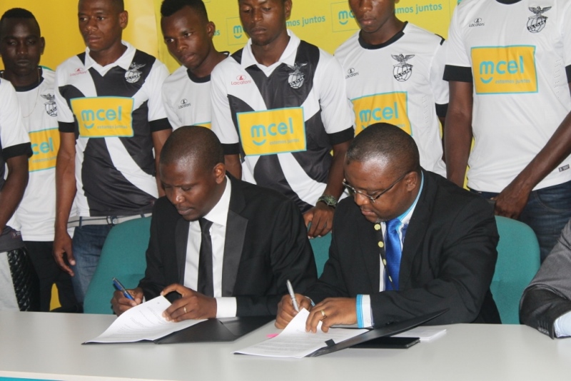 Momento em que o vice-presidente do Desportivo Adelino Chirindza à esquerda e o administrador Comercial da mcel Cláudio Chiche assinavam o acordo de patrocínio 1024x683