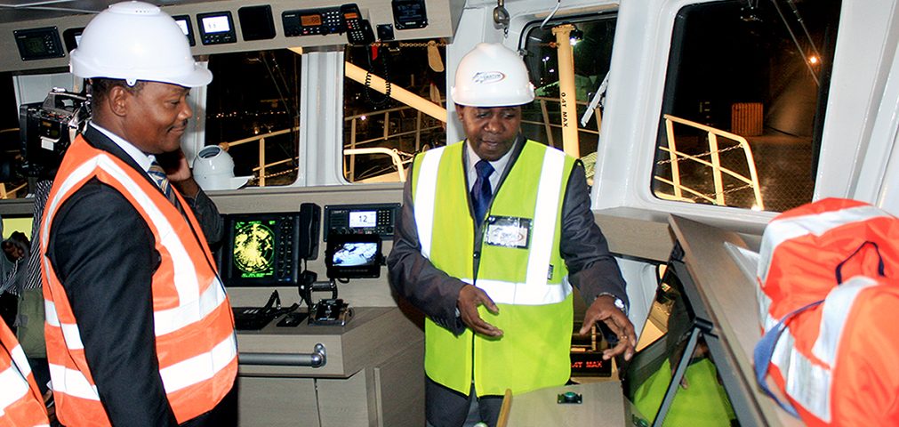 Agostinho Mondlane - Ministro do Mar Aguas Interiores e Pescas visitando um dos barcos