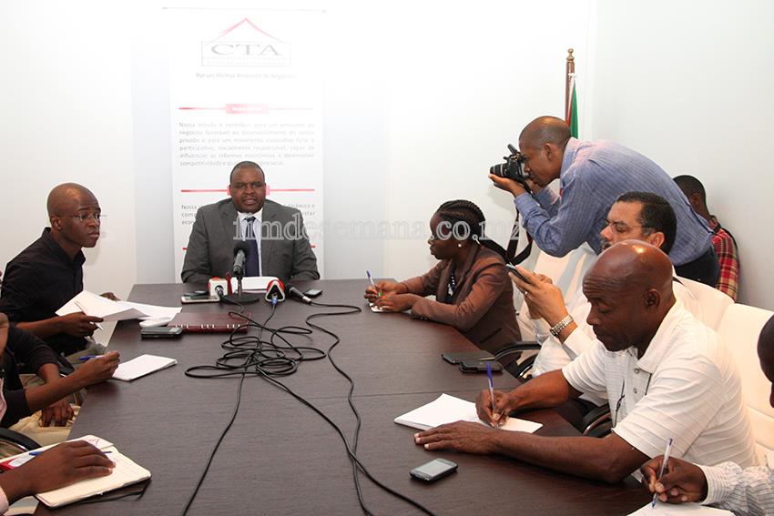 Mesa que presidiu a Conferência de Imprensa para apresentação do IIº Seminário Nacional dos Conselhos Empresariais Provinciais