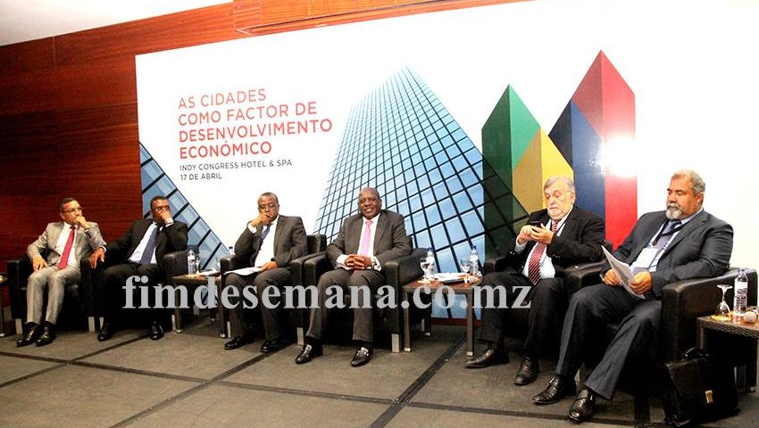 Mesa que presidiu o Fórum Empresarial de Maputo
