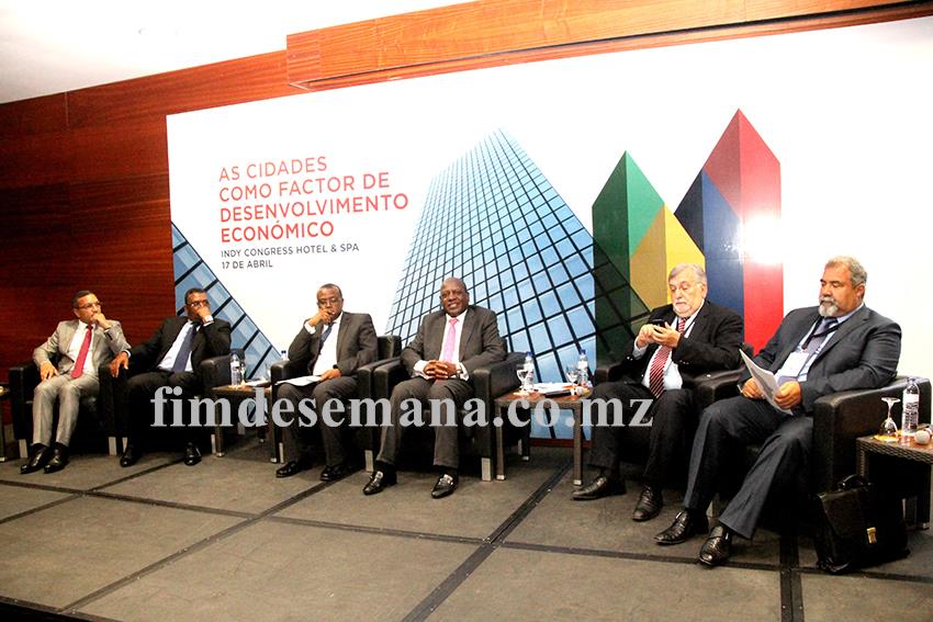 Mesa que presidiu o Fórum Empresarial de Maputo