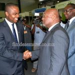 Aperto de mão entre Administrador Delegado do Standard Bank Chuma Nwokocha e Carlos Mesquita Ministro dos Transportes e Comunicações