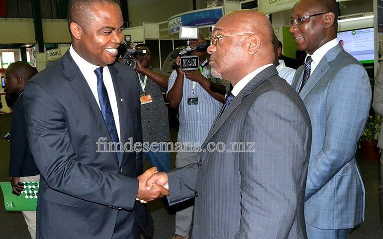 Aperto de mão entre Administrador Delegado do Standard Bank Chuma Nwokocha e Carlos Mesquita Ministro dos Transportes e Comunicações