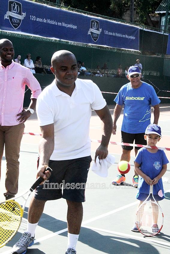 Chuma Nwokocha Administrador Delegado do Standard Bank dando algumas tacadas  com os atletas