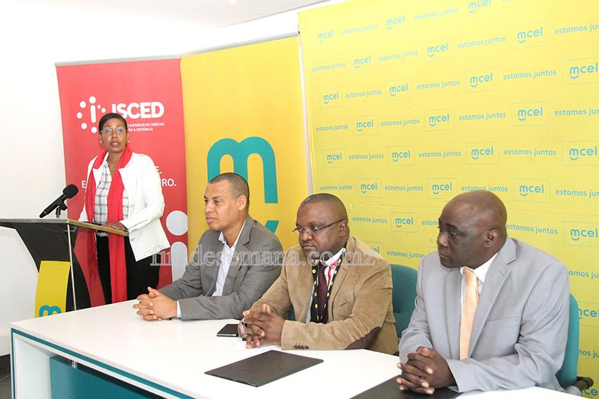 Mesa que presidiu a cerimónia de assinatura do memorando de entendimento entre o ISCED e a mcel